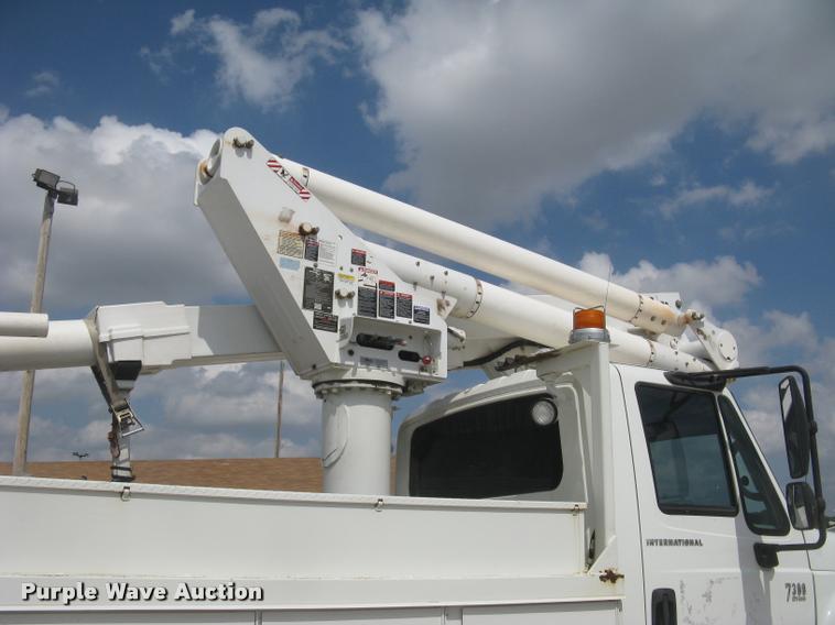 image for item L2311 2007 International 7300 bucket truck