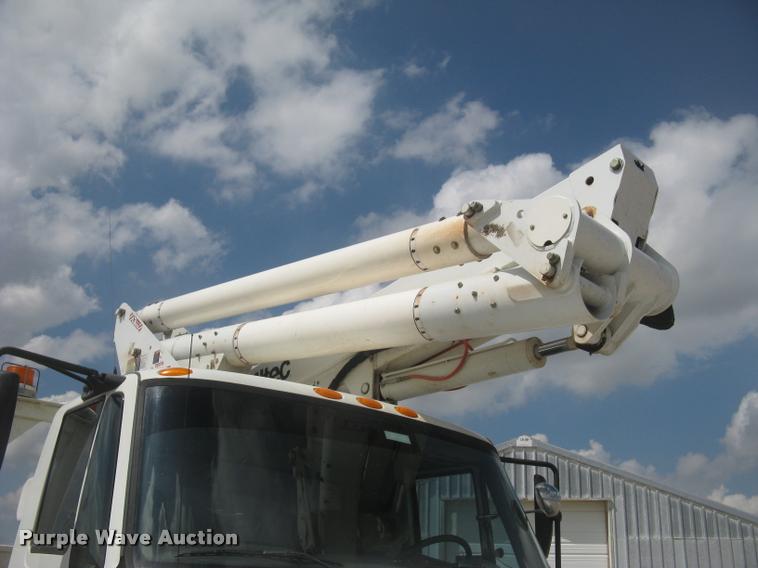image for item L2311 2007 International 7300 bucket truck