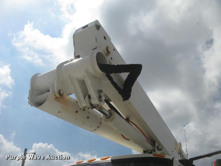 image for item L2311 2007 International 7300 bucket truck