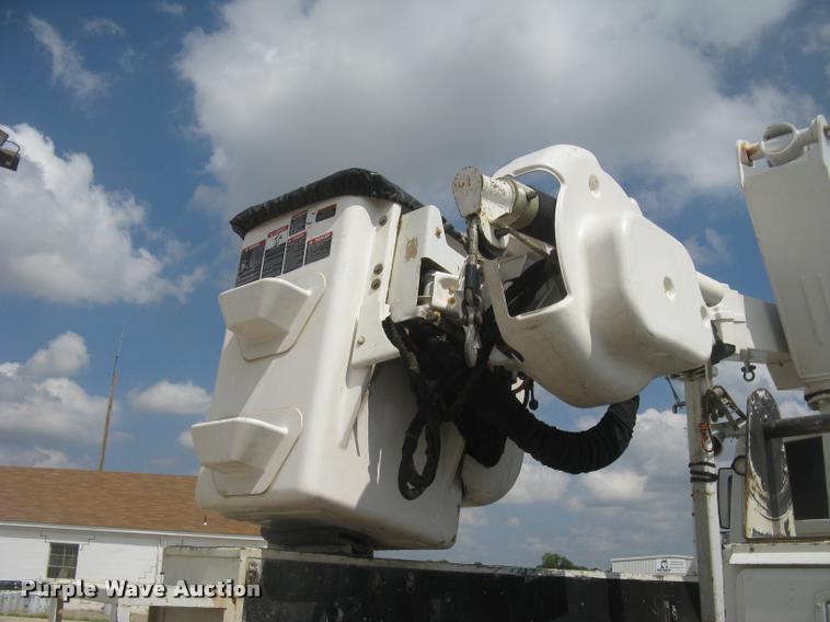 image for item L2311 2007 International 7300 bucket truck