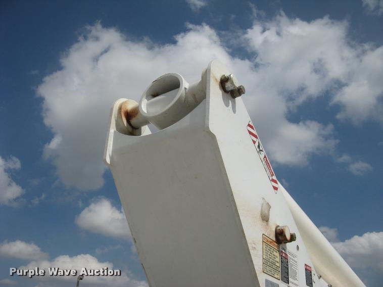 image for item L2311 2007 International 7300 bucket truck