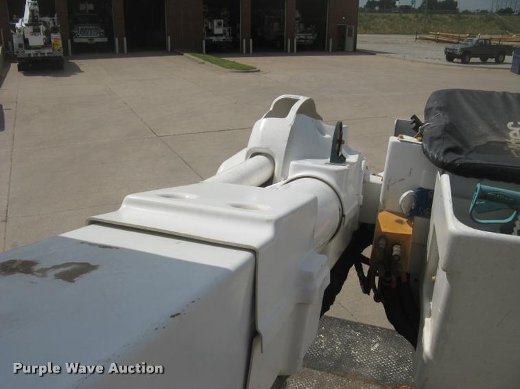 image for item L2311 2007 International 7300 bucket truck