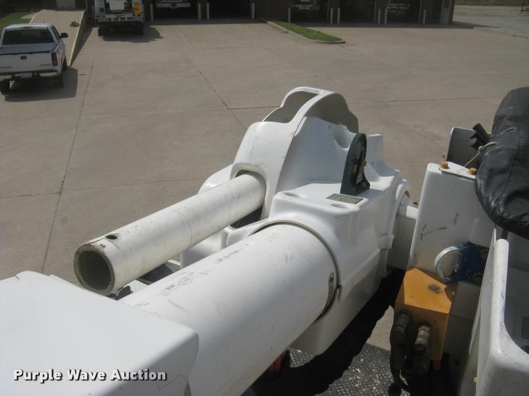 image for item L2311 2007 International 7300 bucket truck