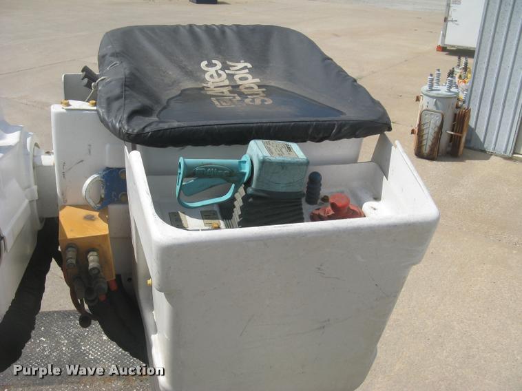 image for item L2311 2007 International 7300 bucket truck