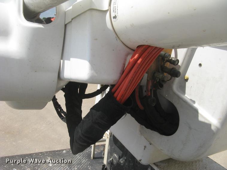 image for item L2311 2007 International 7300 bucket truck