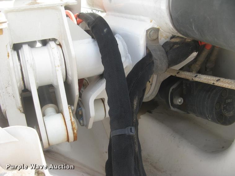 image for item L2311 2007 International 7300 bucket truck