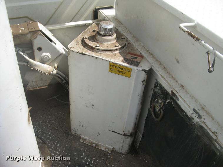 image for item L2311 2007 International 7300 bucket truck