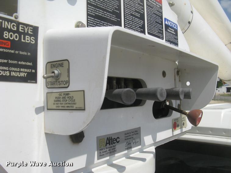 image for item L2311 2007 International 7300 bucket truck