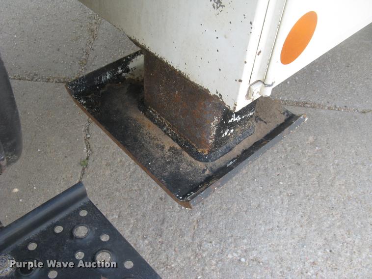 image for item L2311 2007 International 7300 bucket truck