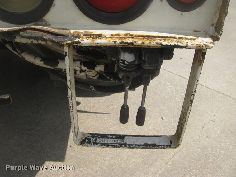 image for item L2311 2007 International 7300 bucket truck