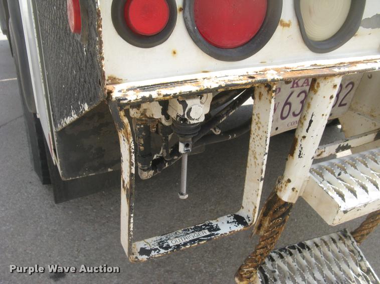 image for item L2311 2007 International 7300 bucket truck