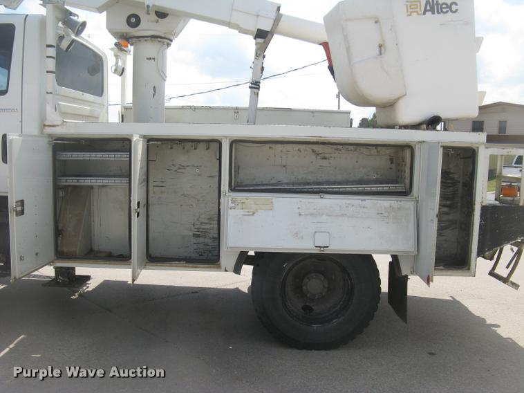 image for item L2311 2007 International 7300 bucket truck