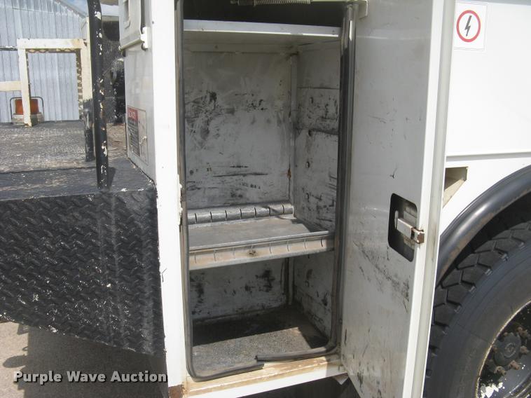 image for item L2311 2007 International 7300 bucket truck