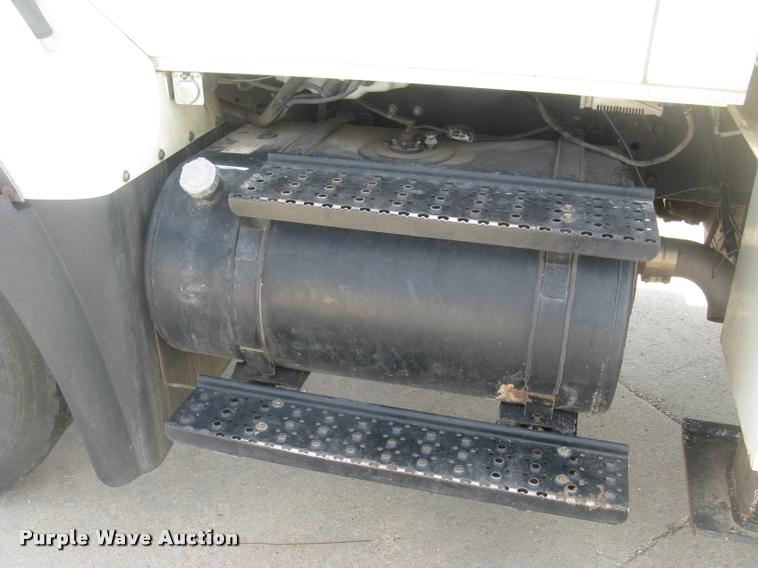 image for item L2311 2007 International 7300 bucket truck