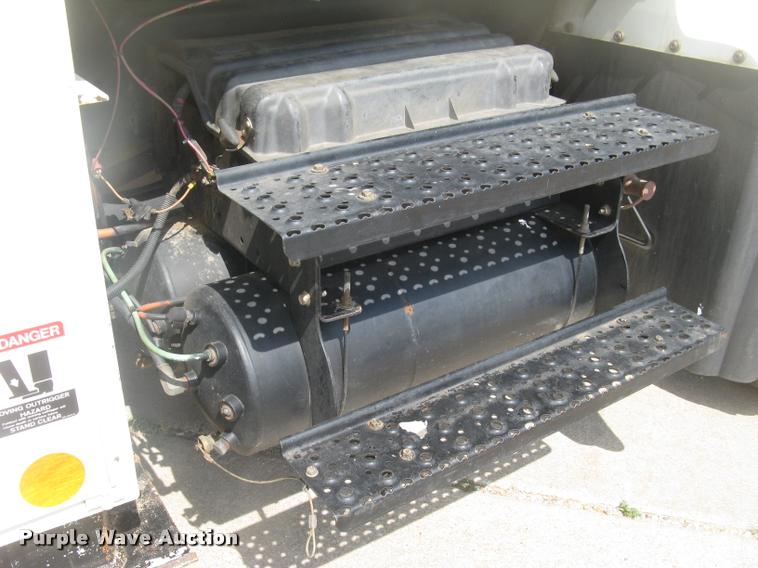 image for item L2311 2007 International 7300 bucket truck