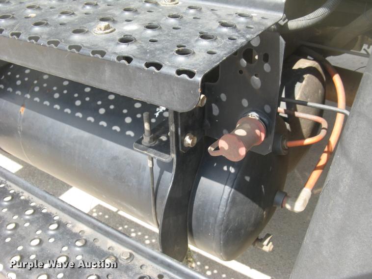 image for item L2311 2007 International 7300 bucket truck