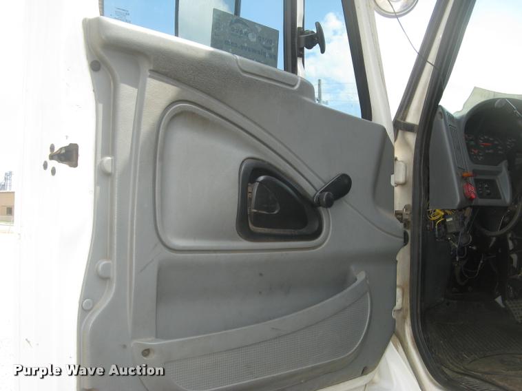 image for item L2311 2007 International 7300 bucket truck