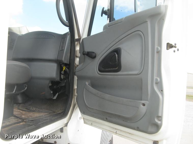 image for item L2311 2007 International 7300 bucket truck