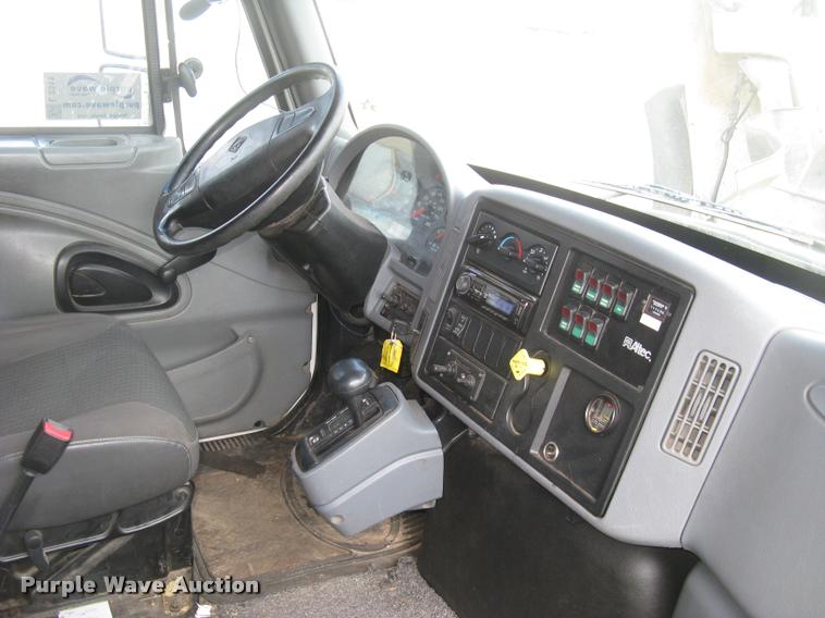 image for item L2311 2007 International 7300 bucket truck