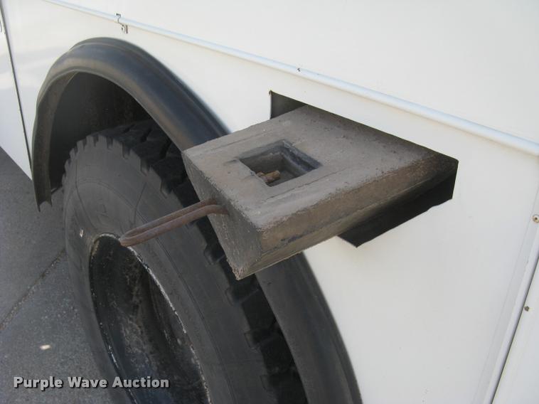 image for item L2311 2007 International 7300 bucket truck