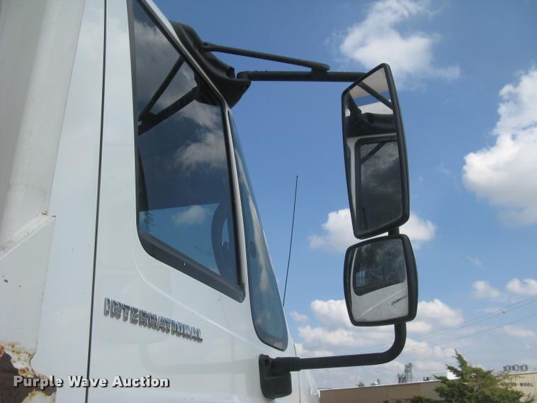 image for item L2311 2007 International 7300 bucket truck