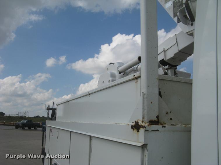 image for item L2311 2007 International 7300 bucket truck