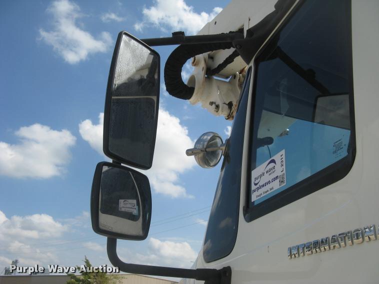 image for item L2311 2007 International 7300 bucket truck