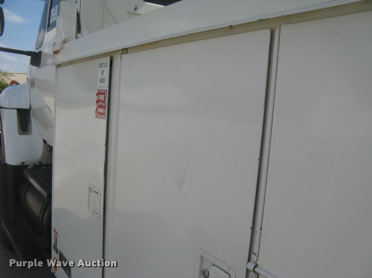 image for item L2311 2007 International 7300 bucket truck