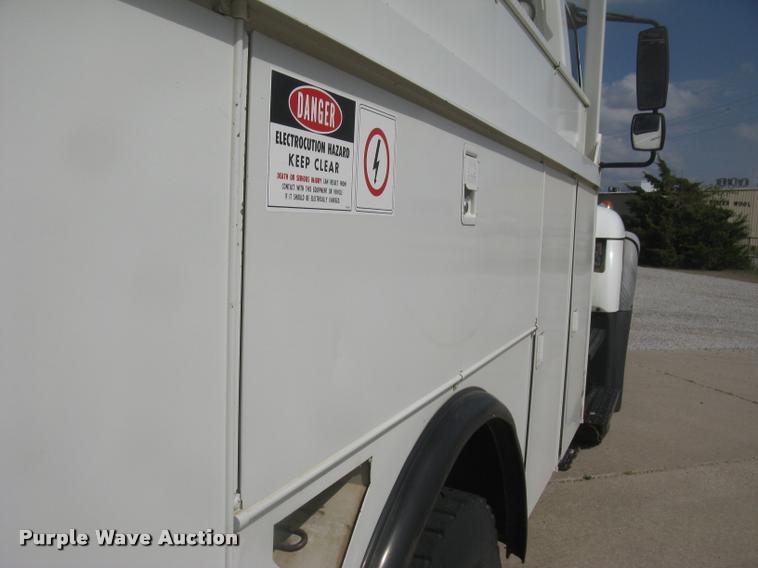 image for item L2311 2007 International 7300 bucket truck