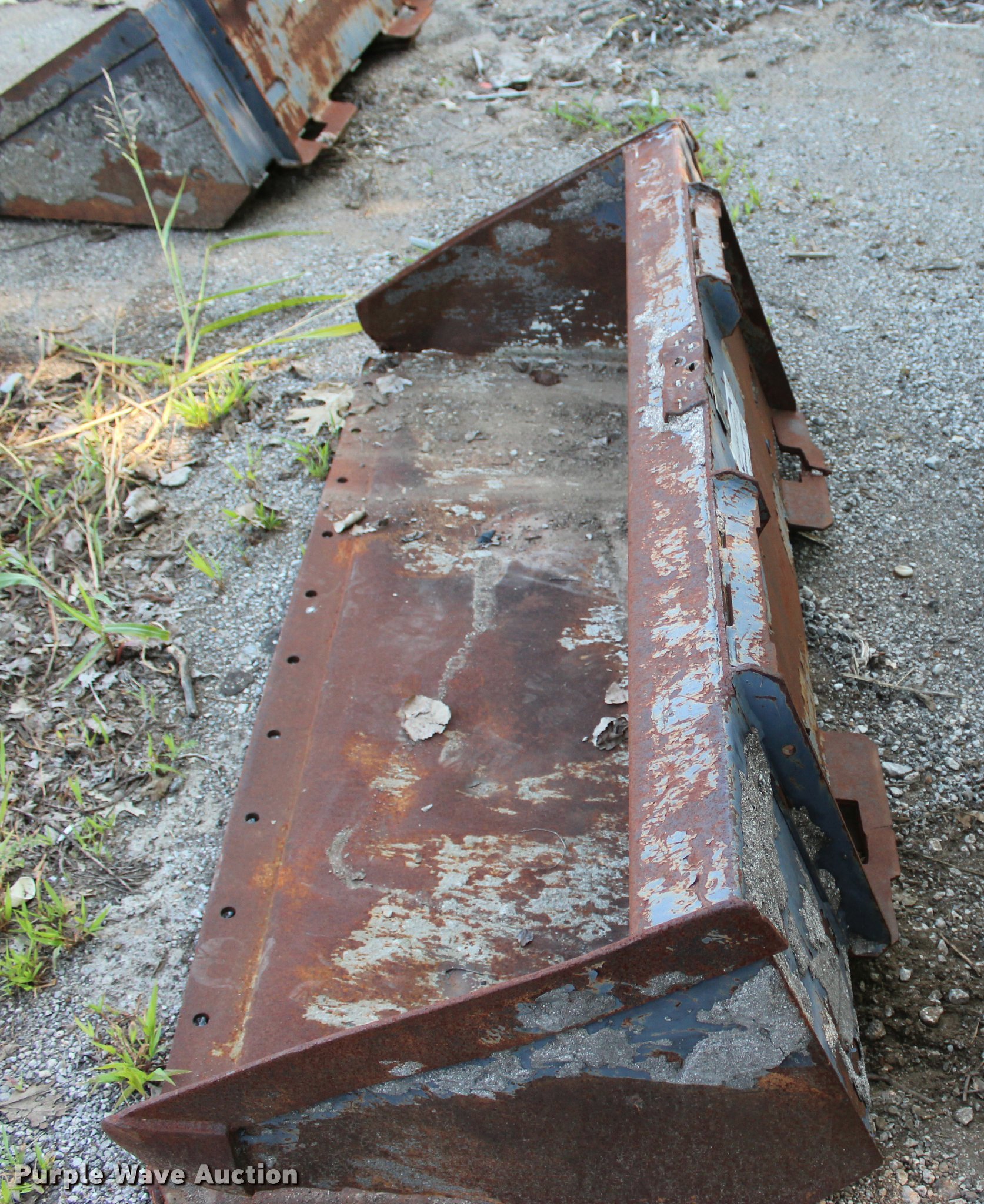 Skid steer bucket in Tulsa, OK Item L3185 sold Purple Wave