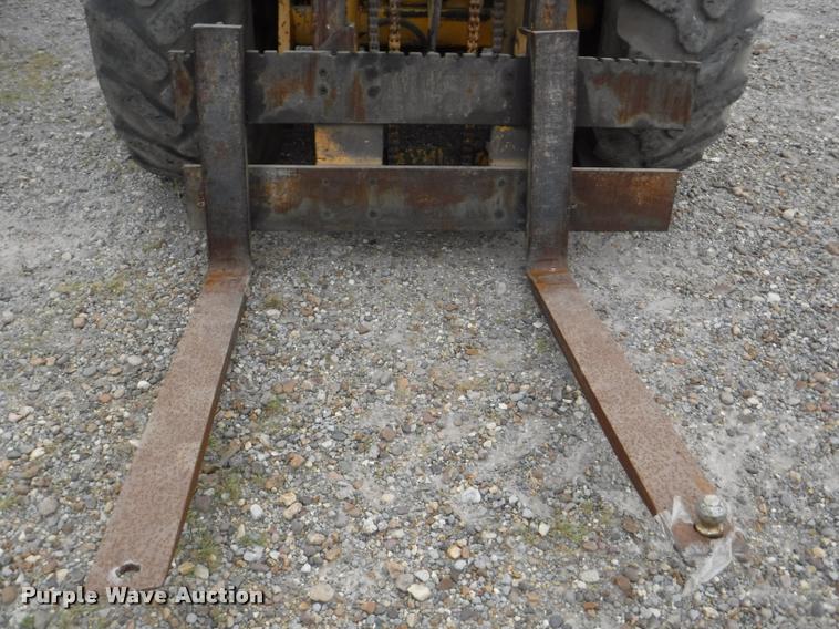 image for item DA2290 2001 John Deere 482C forklift