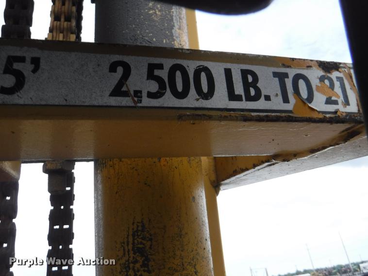 image for item DA2290 2001 John Deere 482C forklift