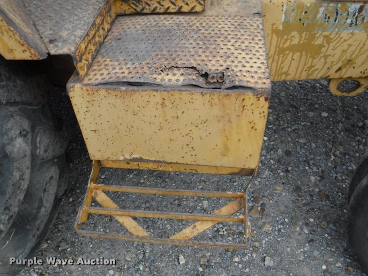 image for item DA2290 2001 John Deere 482C forklift