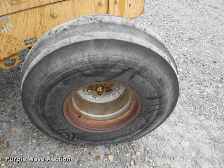 image for item DA2290 2001 John Deere 482C forklift