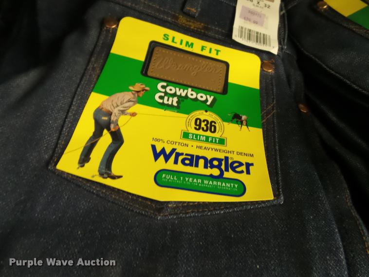 image for item DC6851 Approx 262 pairs of mens jeans, overalls, painters pants and brown duck pants