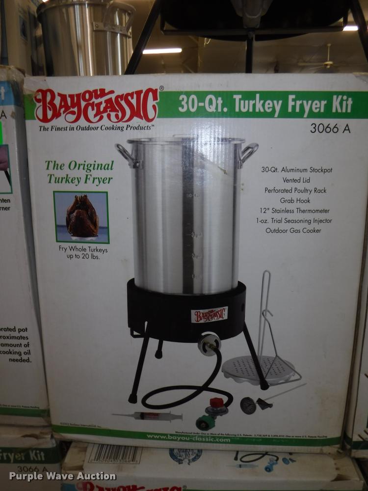 (28) Bayou Classic 30 quart turkey fryers in Sikeston, MO Item DD0922