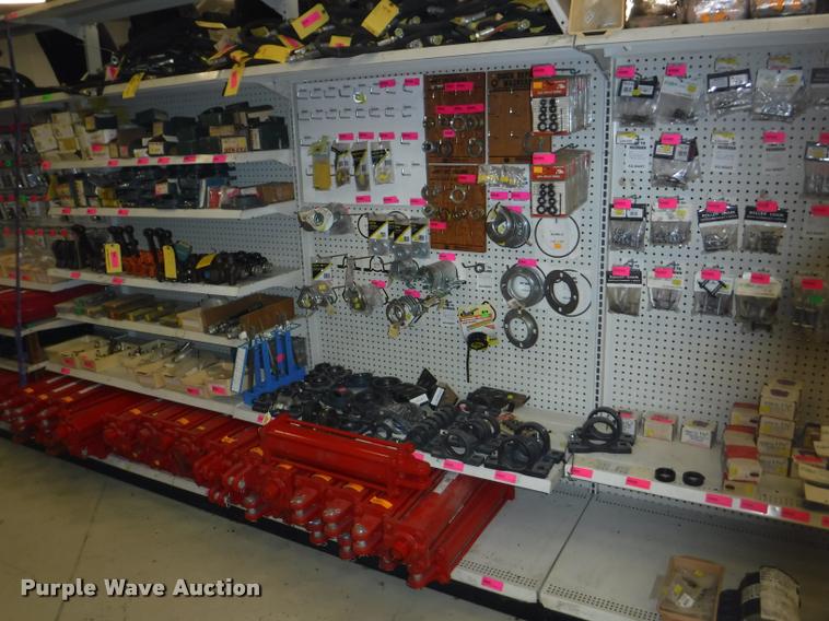 image for item DD0939 Hydraulic cylinder and roller chain hardware