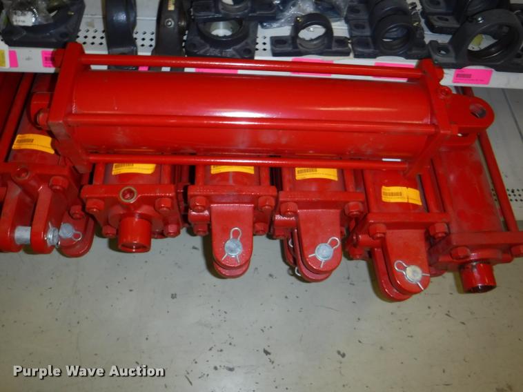 image for item DD0939 Hydraulic cylinder and roller chain hardware