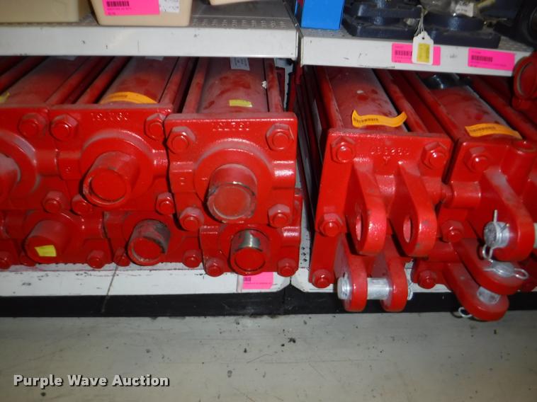 image for item DD0939 Hydraulic cylinder and roller chain hardware