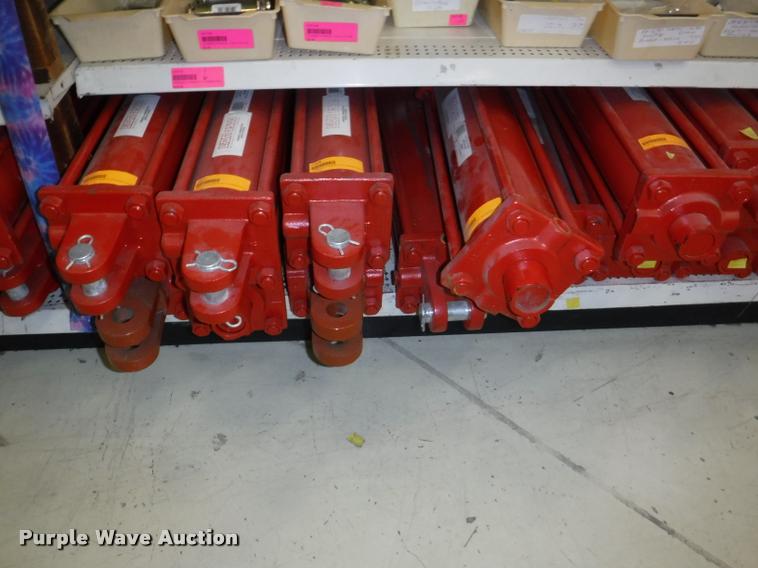 image for item DD0939 Hydraulic cylinder and roller chain hardware