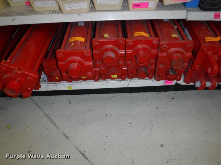 image for item DD0939 Hydraulic cylinder and roller chain hardware