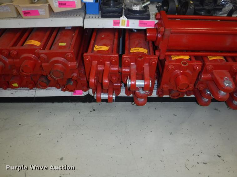 image for item DD0939 Hydraulic cylinder and roller chain hardware