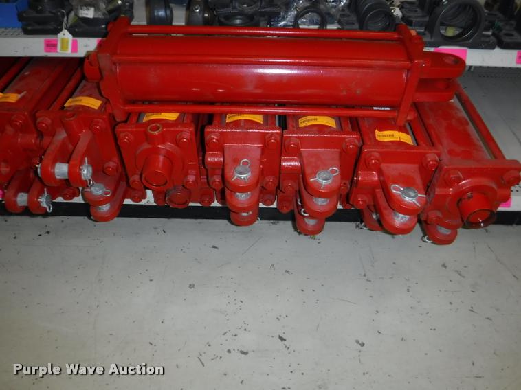 image for item DD0939 Hydraulic cylinder and roller chain hardware