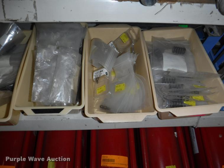 image for item DD0939 Hydraulic cylinder and roller chain hardware