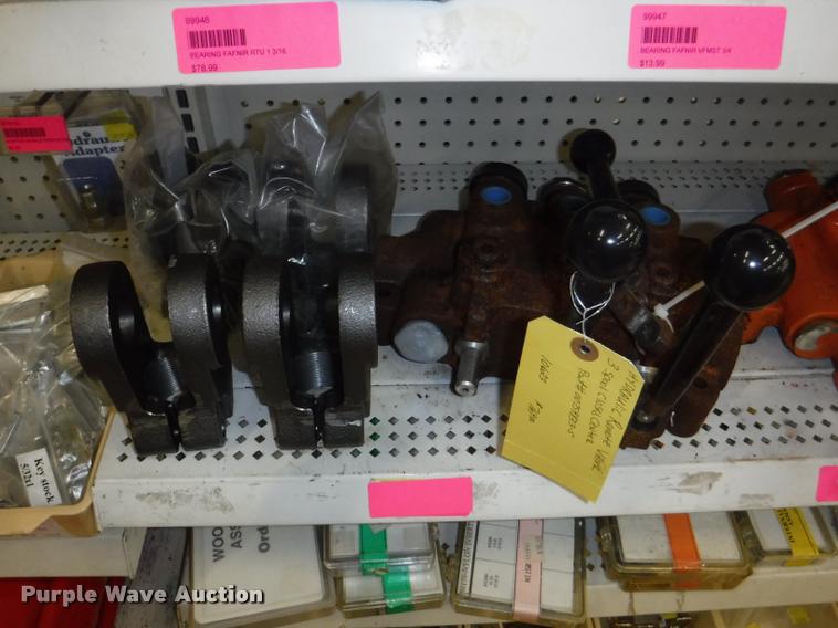 image for item DD0939 Hydraulic cylinder and roller chain hardware