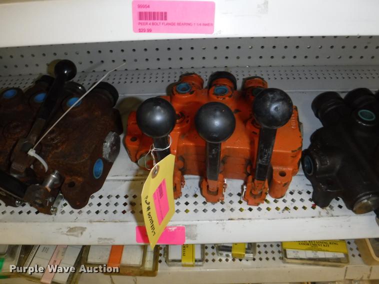 image for item DD0939 Hydraulic cylinder and roller chain hardware