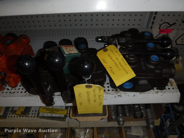 image for item DD0939 Hydraulic cylinder and roller chain hardware