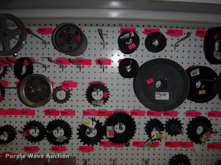 image for item DD0939 Hydraulic cylinder and roller chain hardware