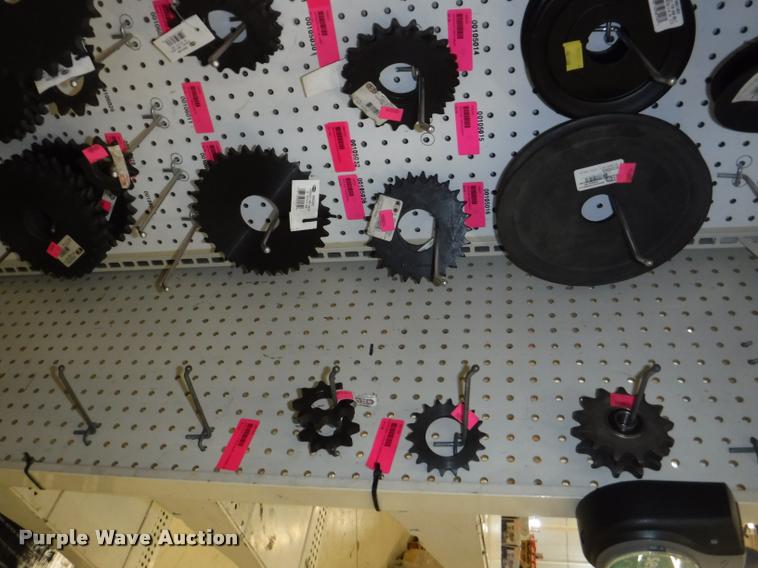 image for item DD0939 Hydraulic cylinder and roller chain hardware