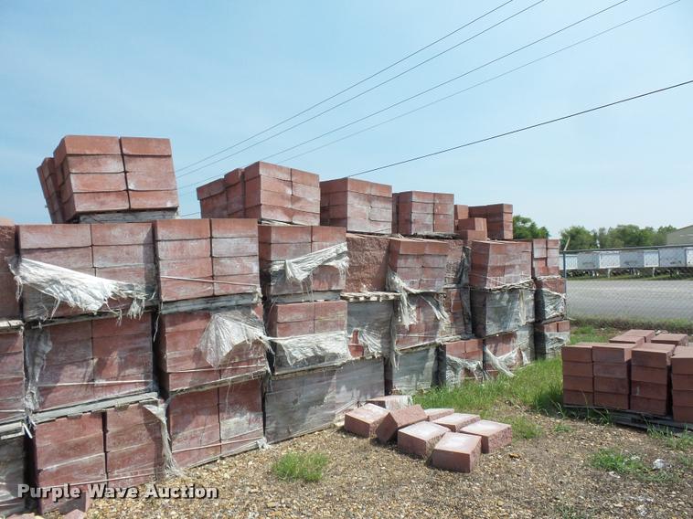 Approximately 75 pallets of retaining wall blocks in Sikeston, MO